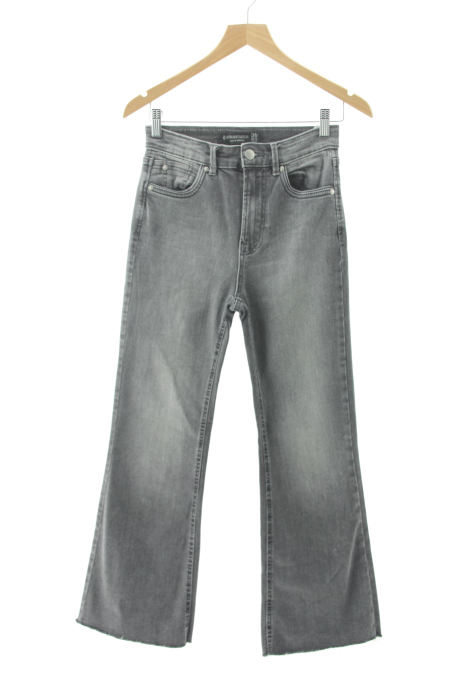 Jeans de Stradivarius de la talla 36, de color grigio