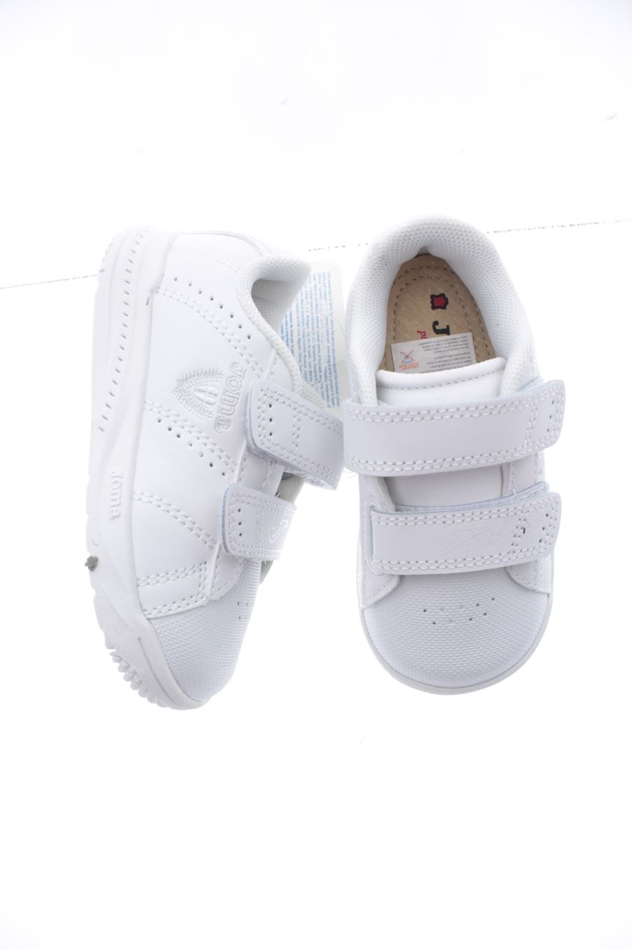 Chaussures de sport Joma de la taille 23 avec une étiquette