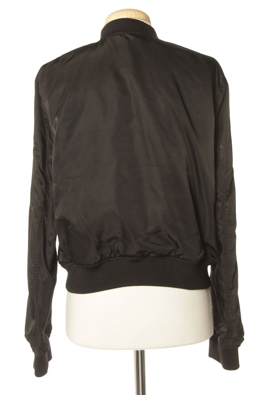 Cazadora de Pull & Bear de la talla M, de color negro