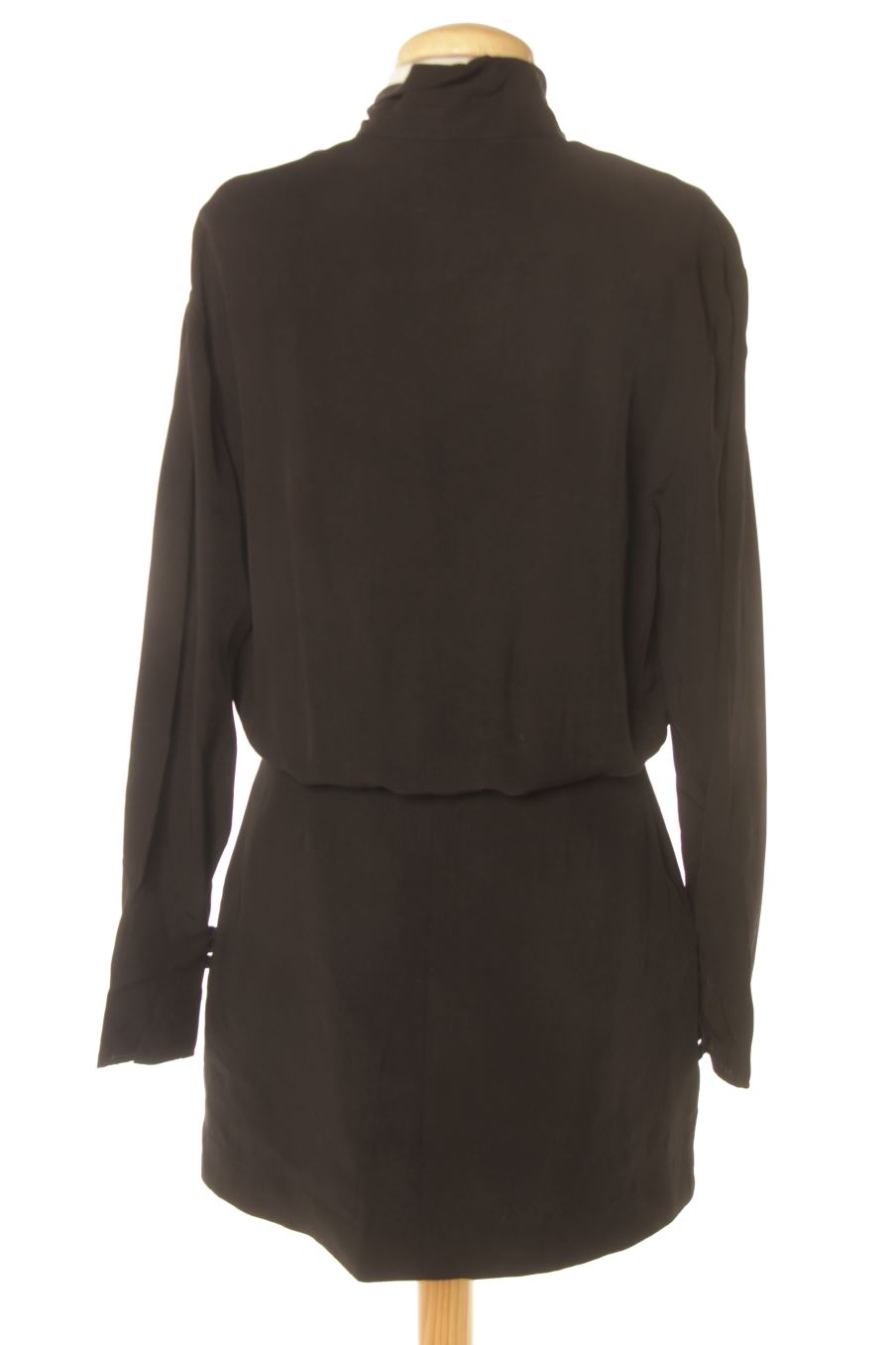 Vestido casual de Zara de la talla XS, de color negro