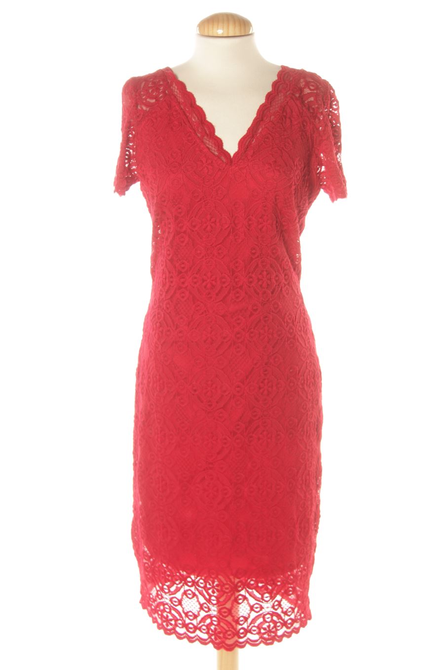 Robe George de la taille 38, de couleur rouge