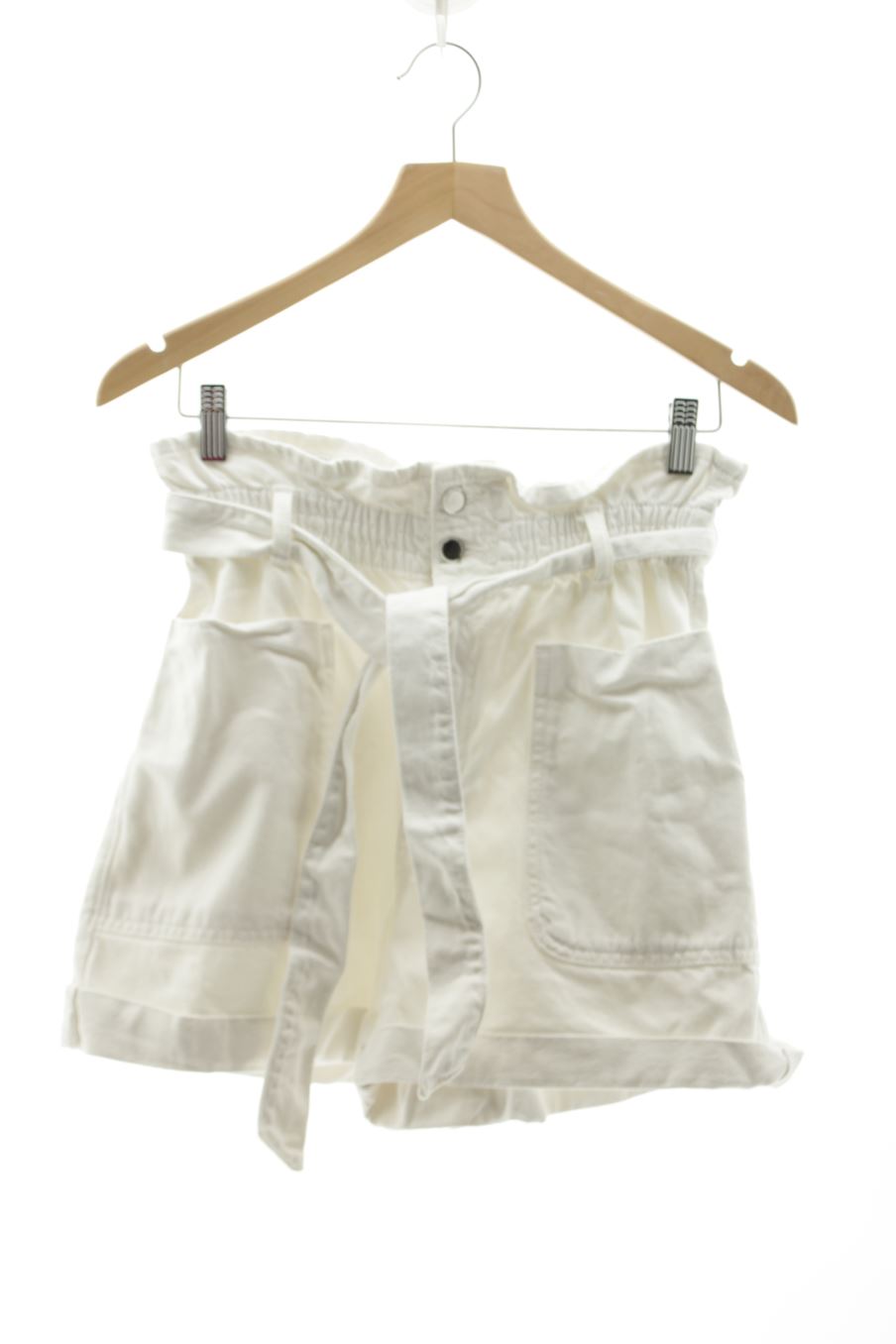 Shorts Zara de la taille 38, de couleur blanc de denim