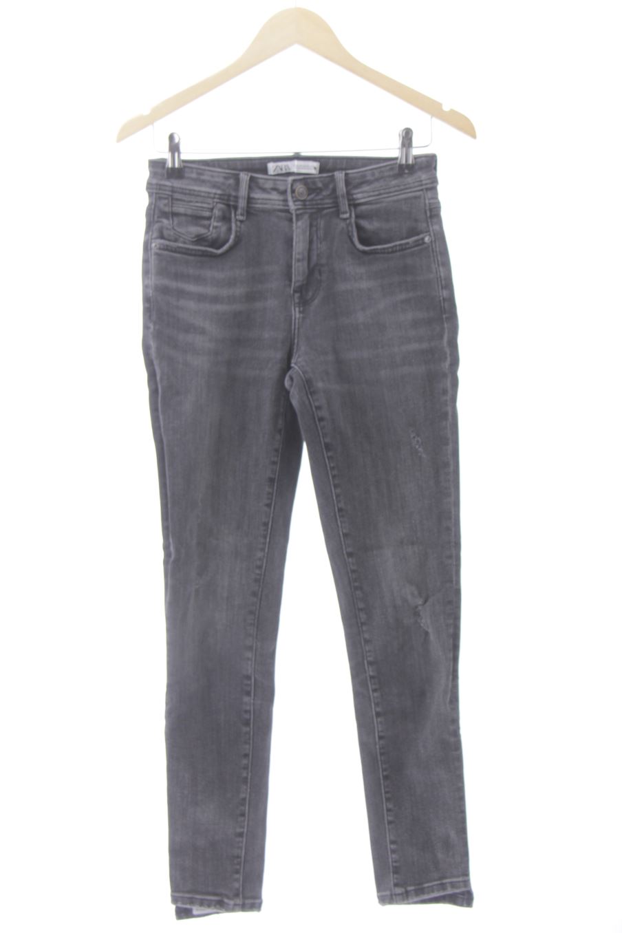 Vaquero de Zara de la talla 38, de color negro de ropa vaquera