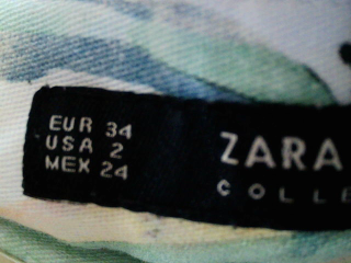 Pantalon Zara de la taille 34, de couleur fleurs