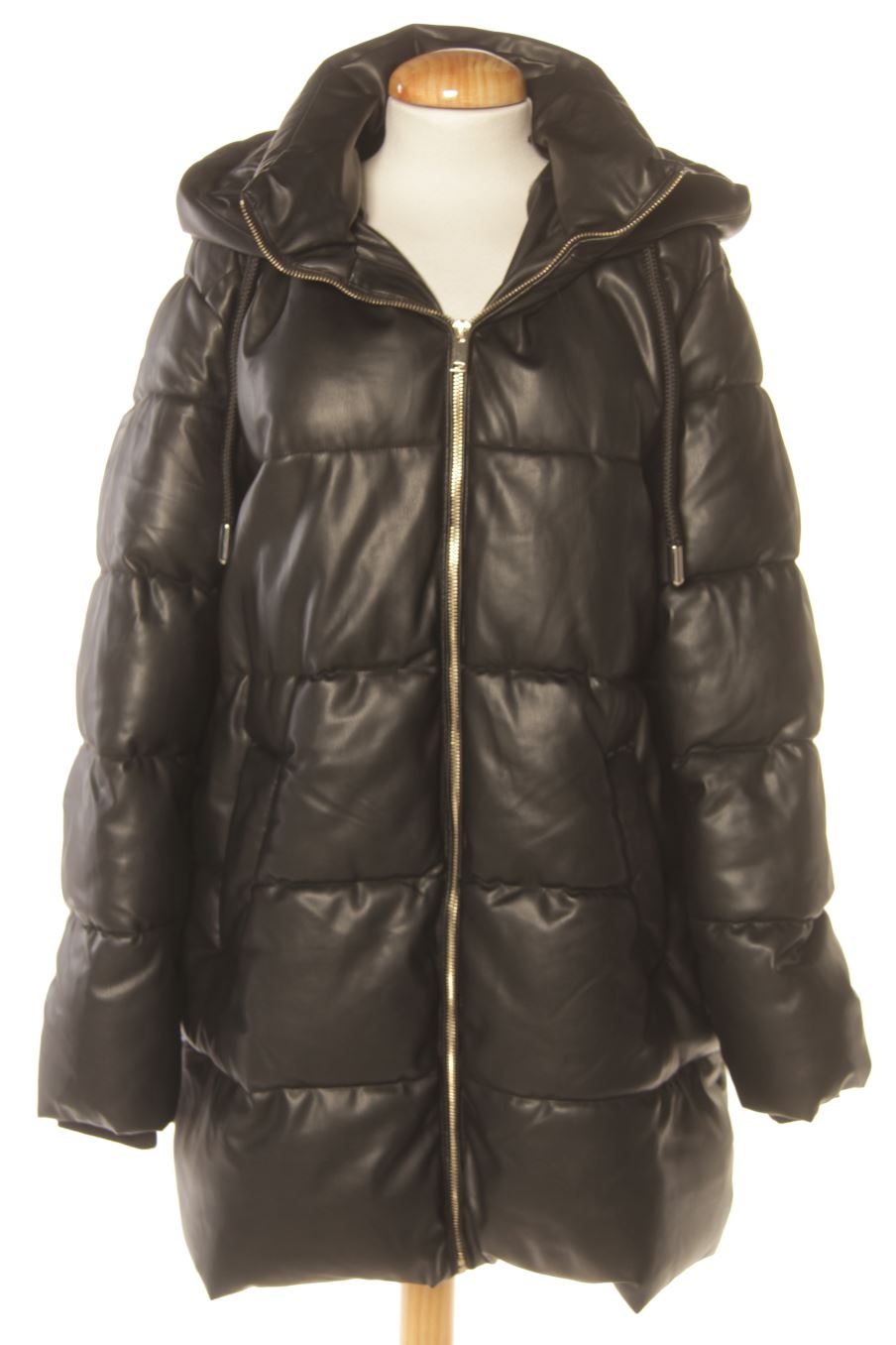 Abrigo de Zara de la talla L, de color negro