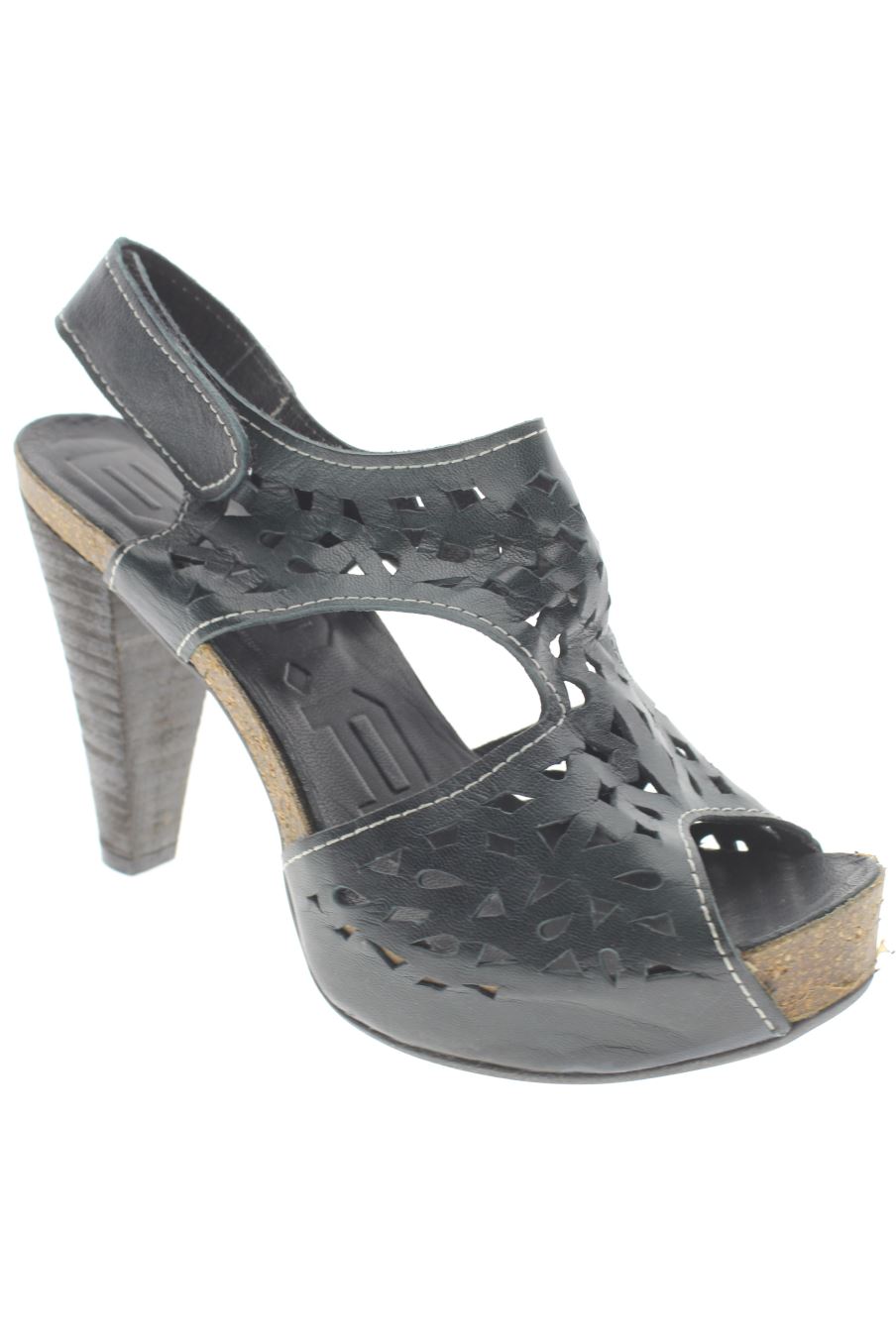 Sandalias tacon de B.D.A de la talla 38, de color negro de
