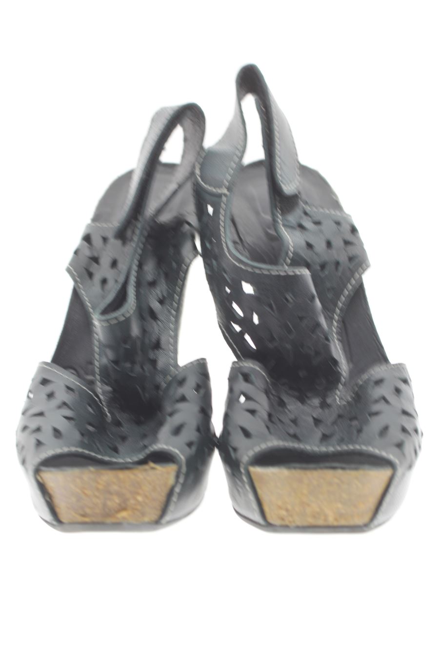 Sandalias tacon de B.D.A de la talla 38, de color negro de