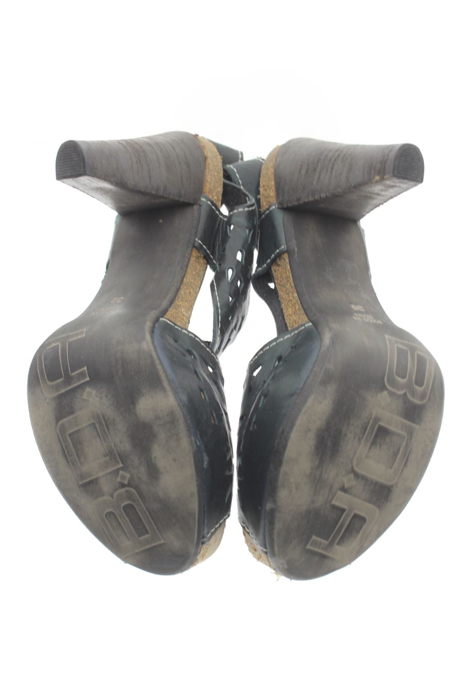 Sandalias tacon de B.D.A de la talla 38, de color negro de