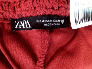 Pantalón corto de Zara de la talla M, de color burdeos