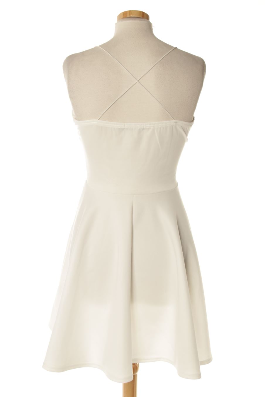 Robe casual Boohoo de la taille 38, de couleur blanc