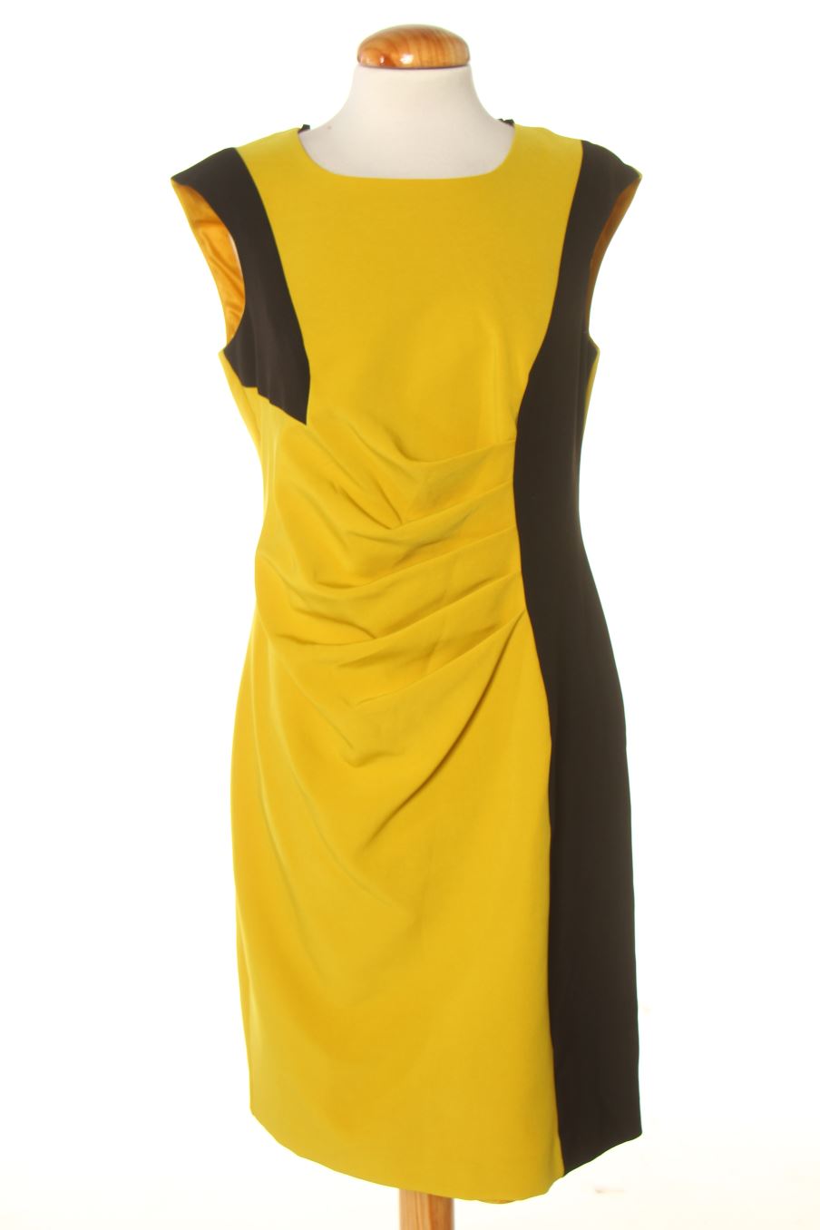 Robe Arggido de la taille 44, de couleur moutarde