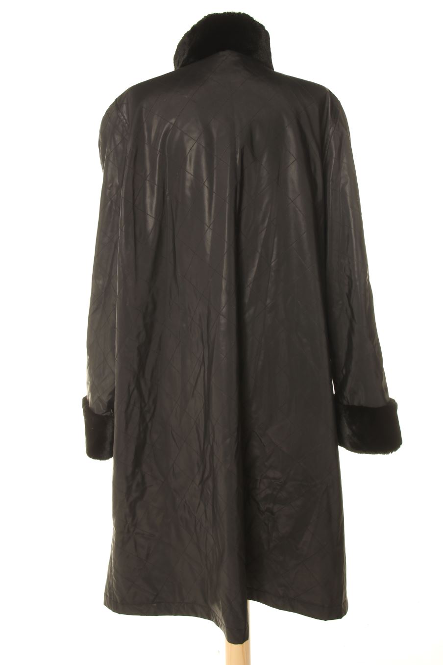 Abrigo de El Corte Ingles de la talla 52, de color negro