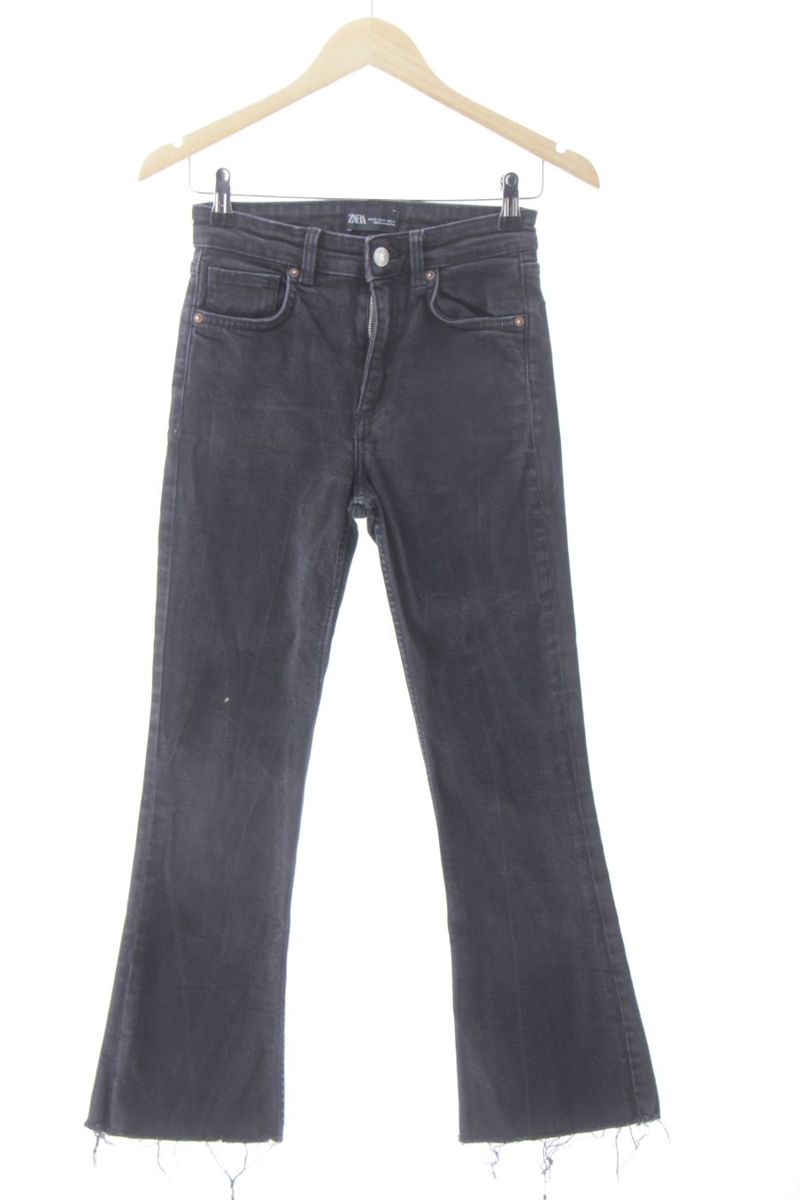 Vaquero de Zara de la talla 36, de color negro de ropa vaquera