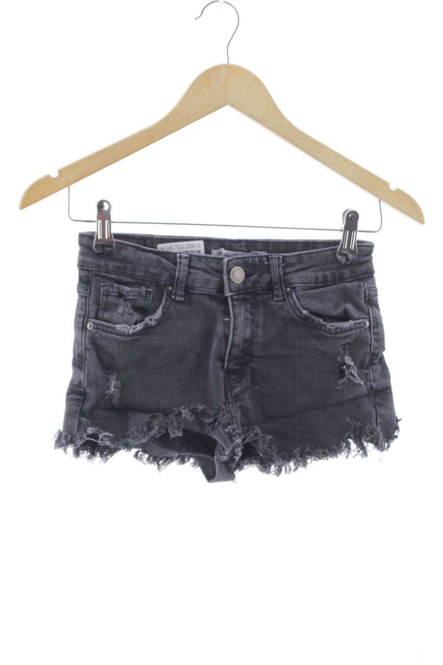 Pantalón corto de Bershka de la talla 34, de color negro de ropa vaquera