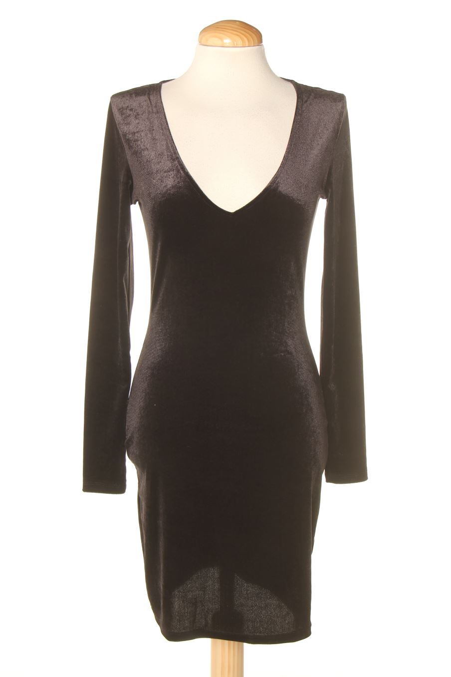 Robe H M de la taille 38 de couleur noir de velours