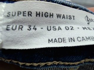 Jeans Stradivarius de la taille 34, de couleur bleu de denim
