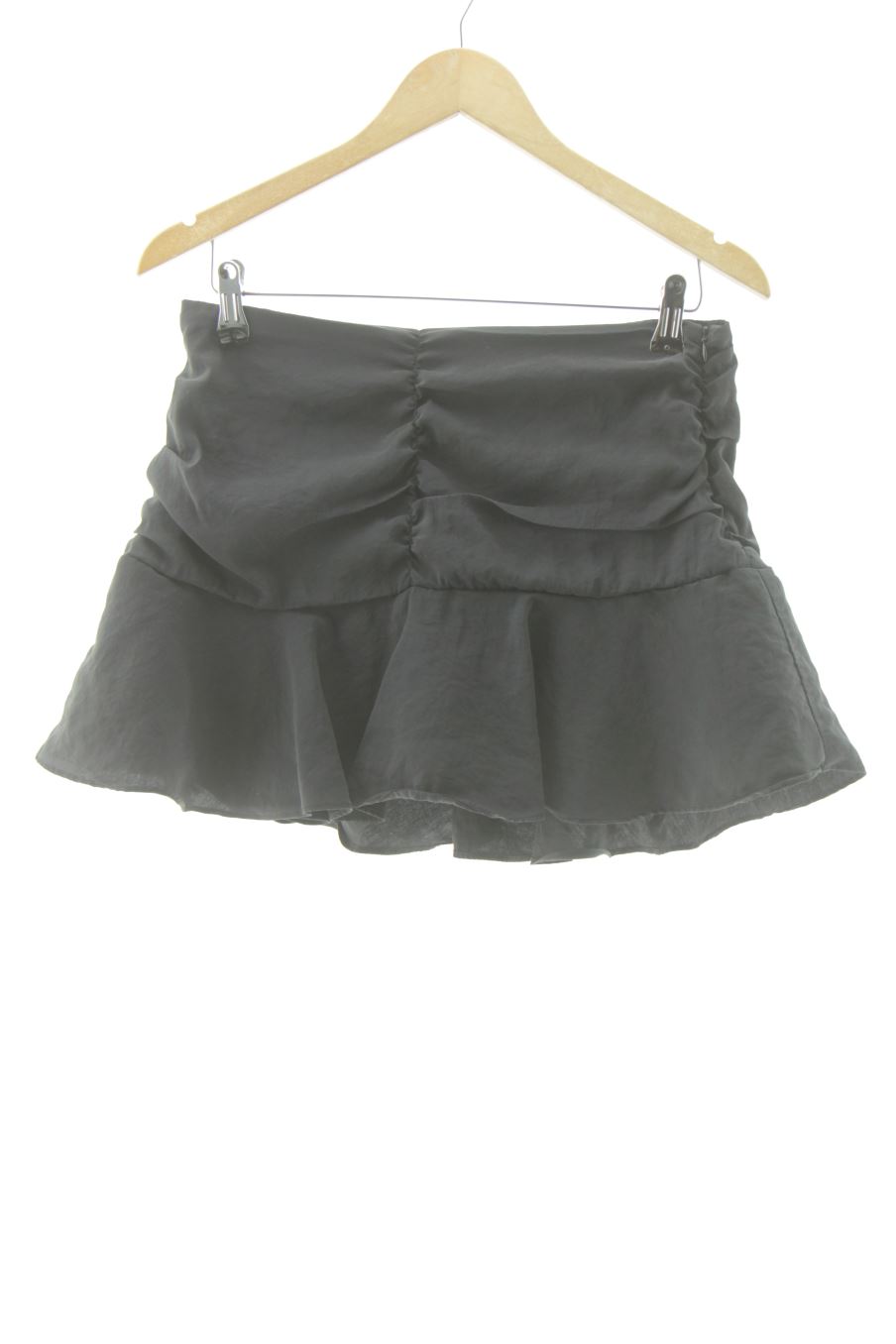Shorts Zara de la taille M, de couleur noir