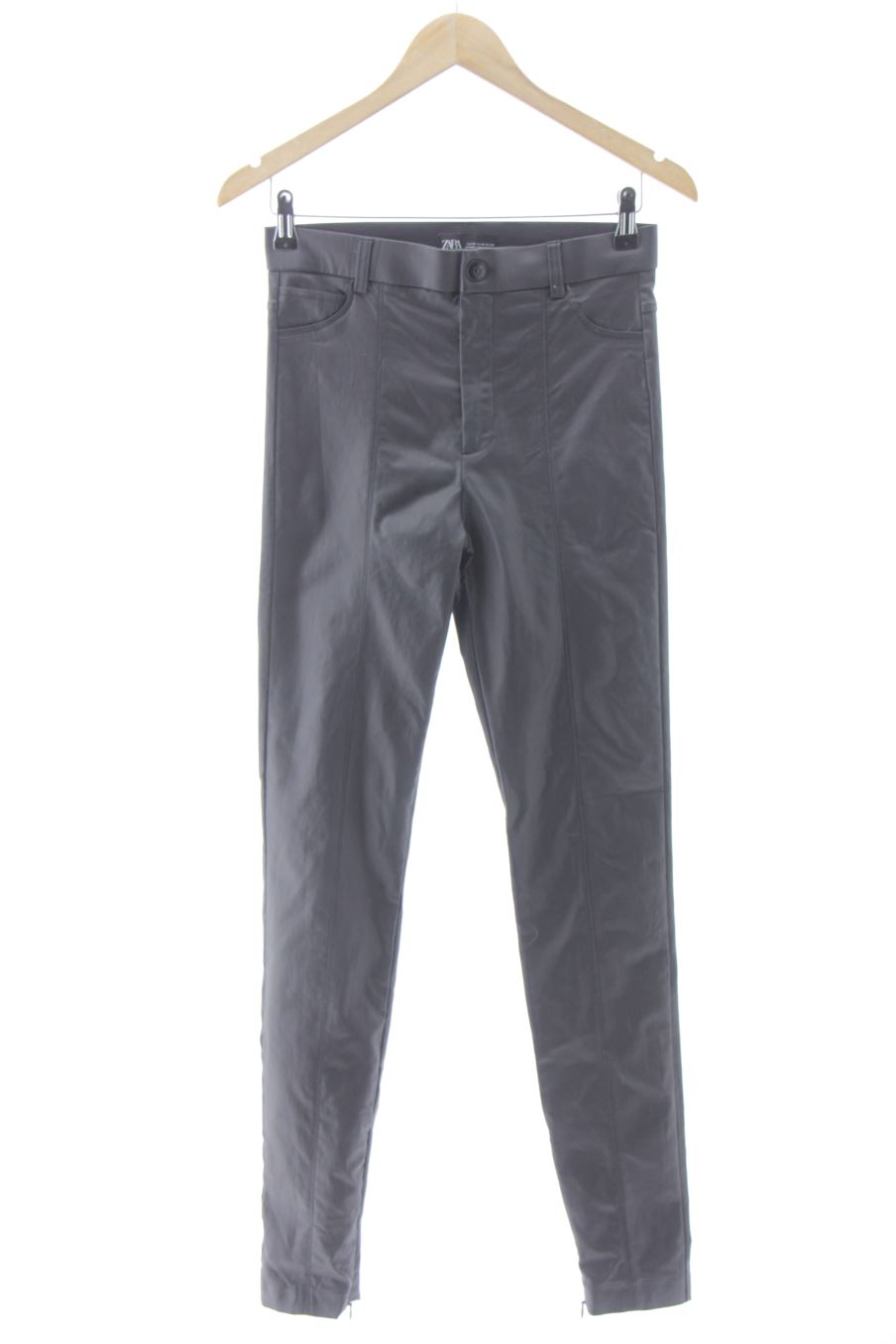Pantalón de Zara de la talla M, de color negro
