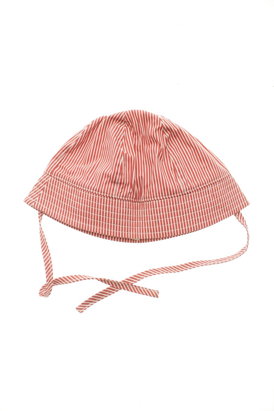 Bonnet Benetton de la taille 40 cms avec une étiquette