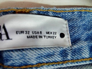 Jeans Zara de la taille 32, de couleur bleu de denim