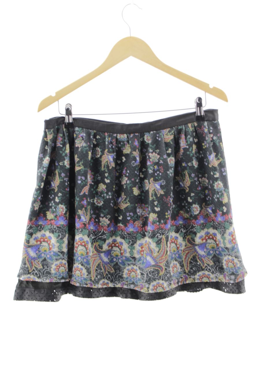 Jupe Stradivarius de la taille 42, de couleur fleurs