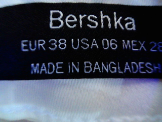Jeans Bershka de la taille 38, de couleur blanc de denim