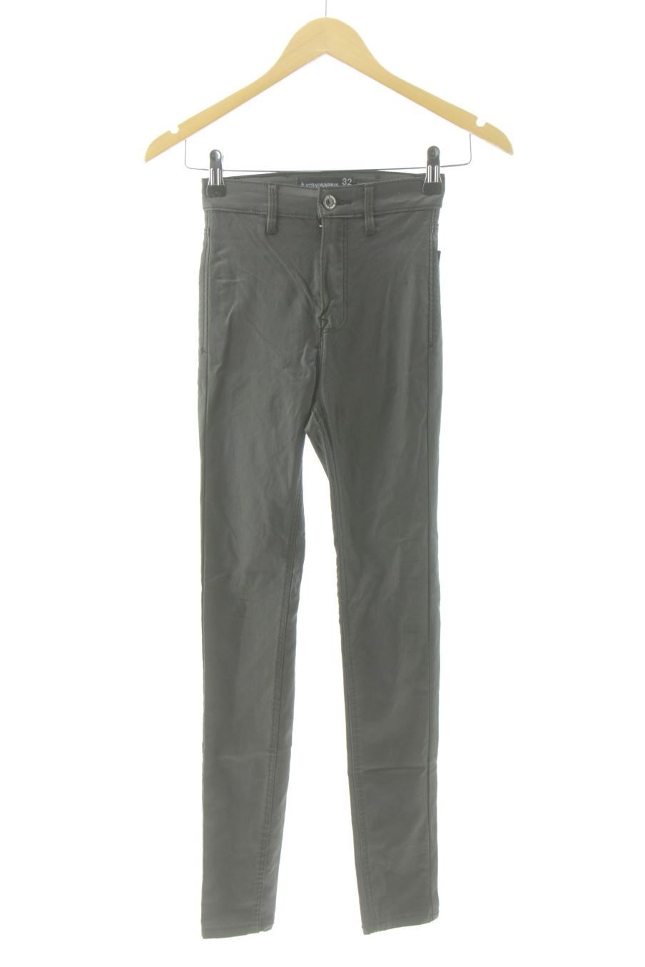 Jeans de Stradivarius de la talla 32, de color nero