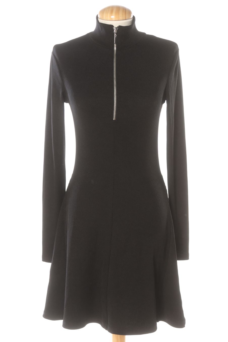 Robe casual Zara de la taille S, de couleur noir