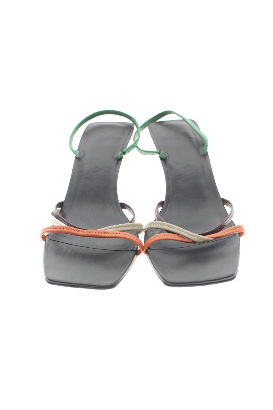 Sandalias tacon de Zara de la talla 40, de color negro de
