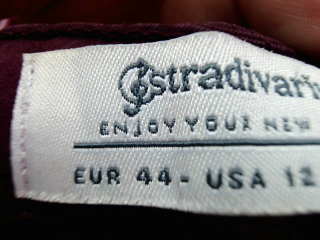 Jeans Stradivarius de la taille 44, de couleur bordeaux de denim