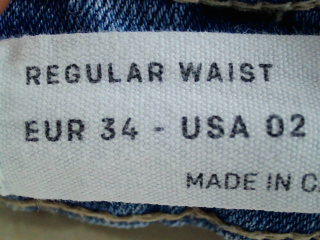 Jeans Stradivarius de la taille 34, de couleur bleu de denim