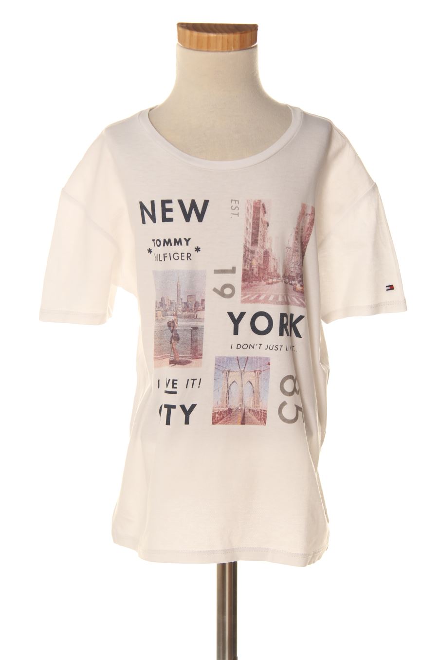 T-shirt Tommy Hilfiger de la taille 8 ans de seconde main