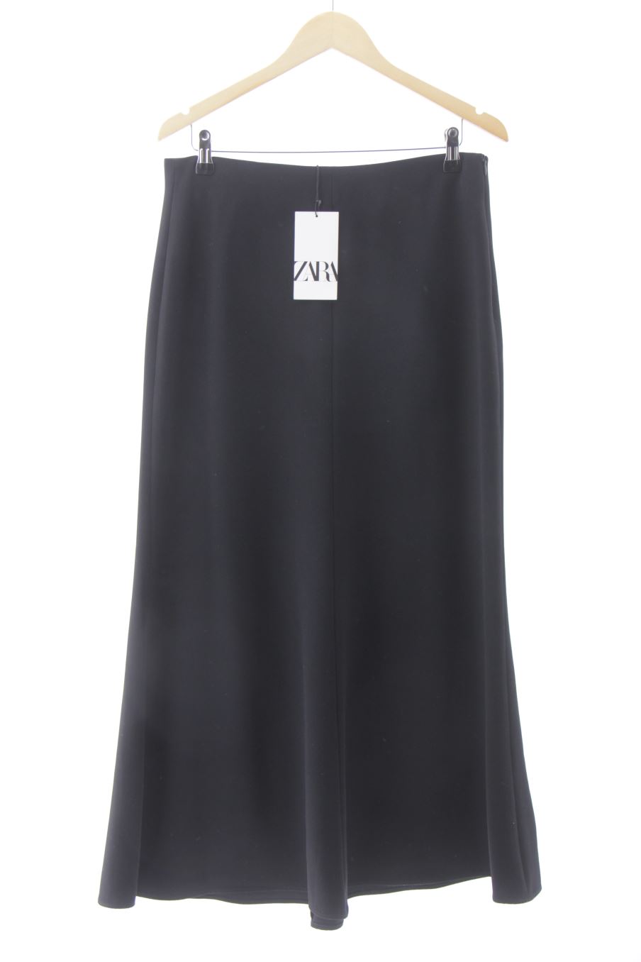 Falda de Zara de la talla L, de color negro