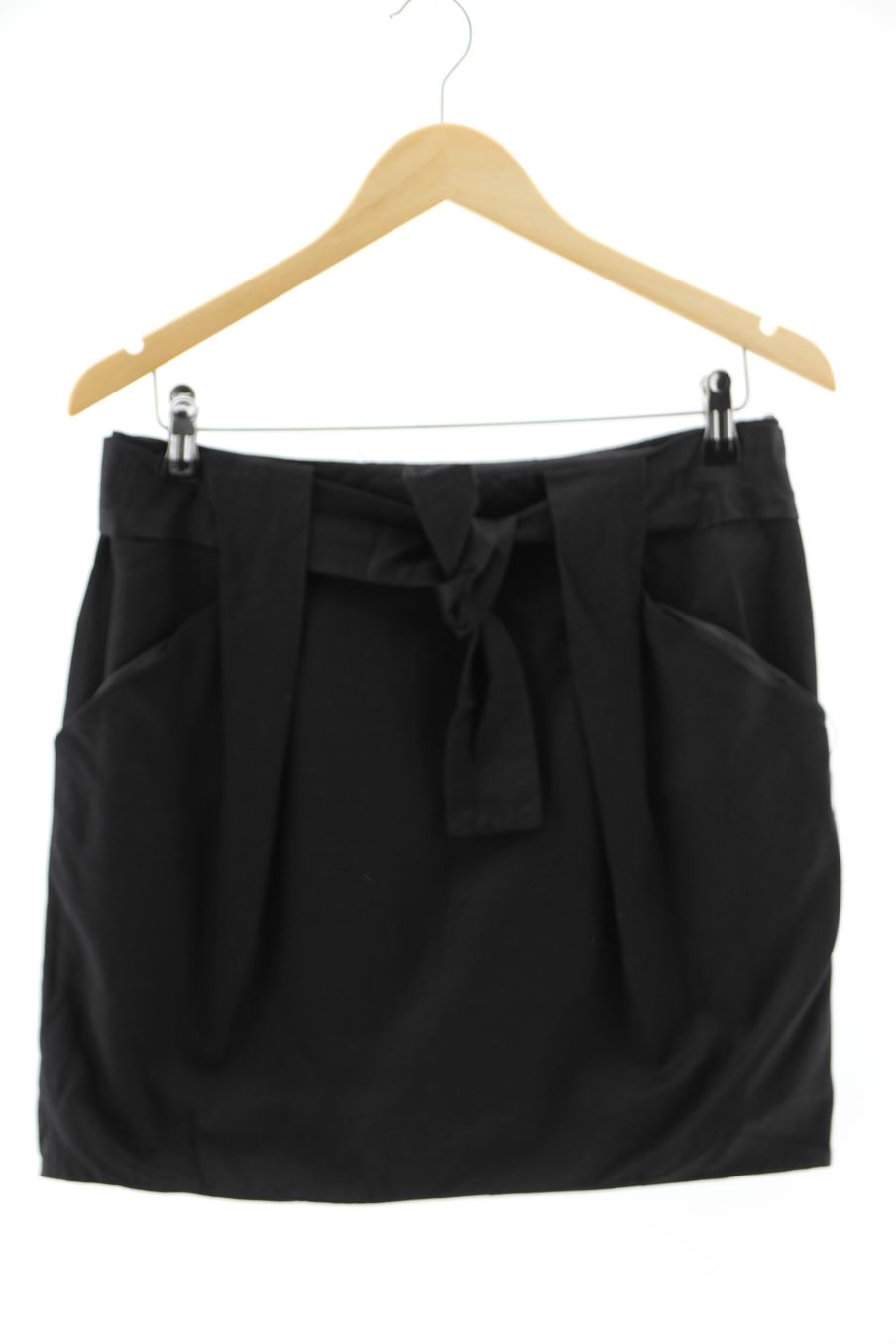 Jupe Amisu de la taille 38, de couleur noir