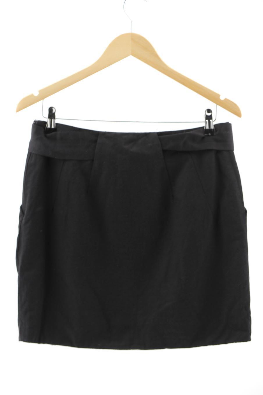 Jupe Amisu de la taille 38, de couleur noir