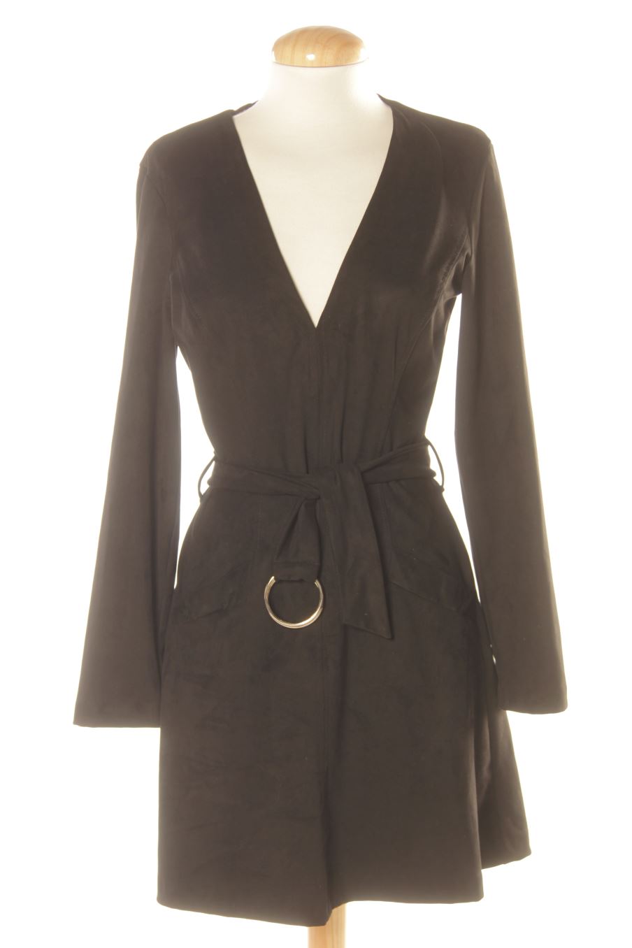 Robe casual trf (ZARA) de la taille M, de couleur noir de synthétique