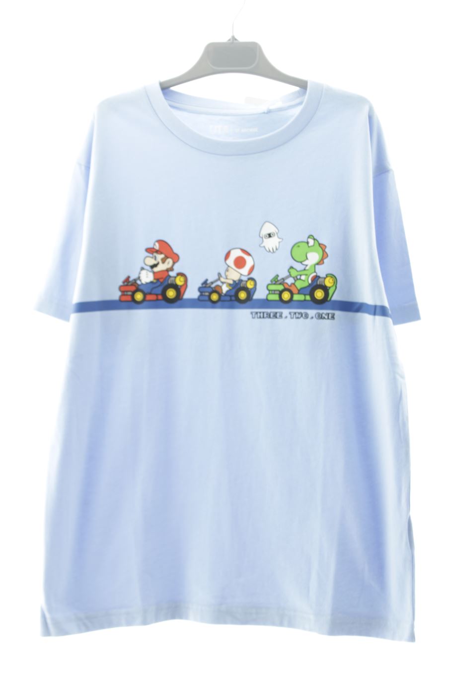 T-shirt Uniqlo de la taille 12 ans avec une étiquette