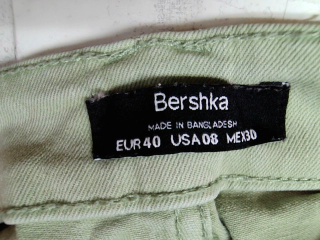 Jeans Bershka de la taille 40, de couleur vert de denim