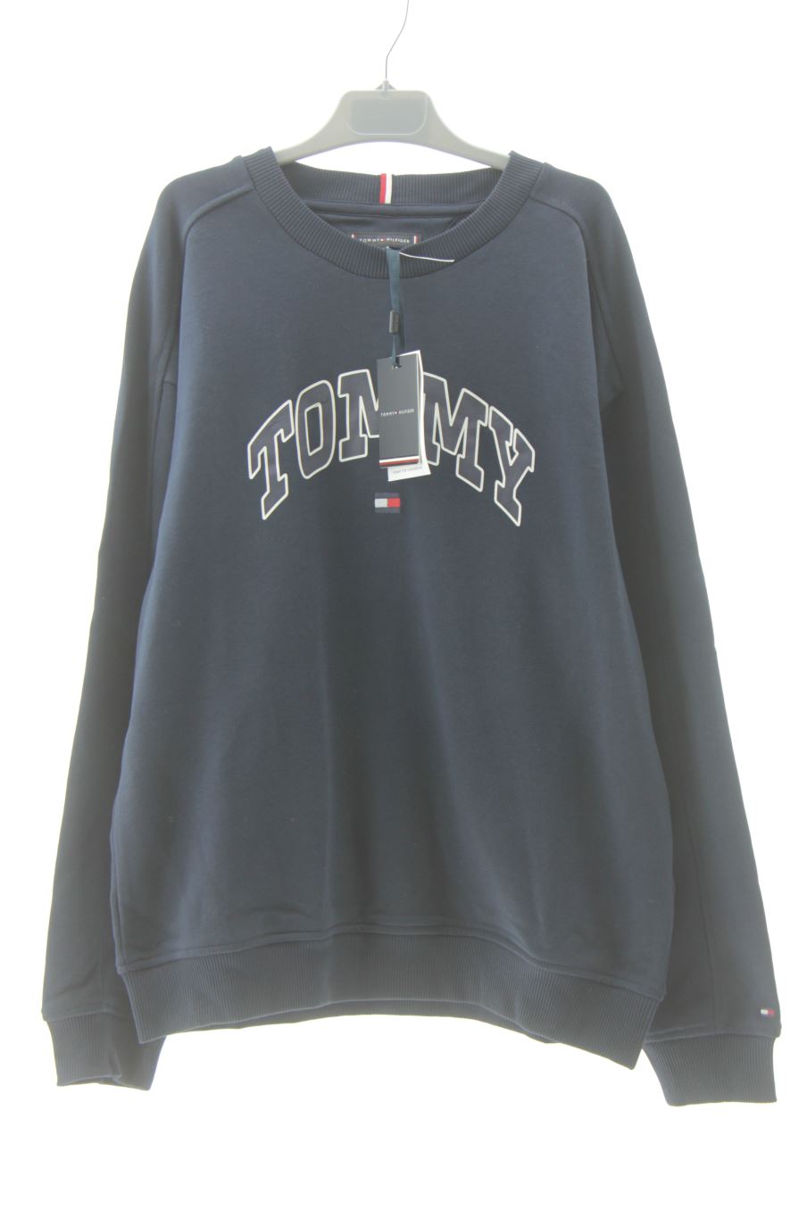 Sweatshirt Tommy Hilfiger de la taille 12 ans avec une étiquette