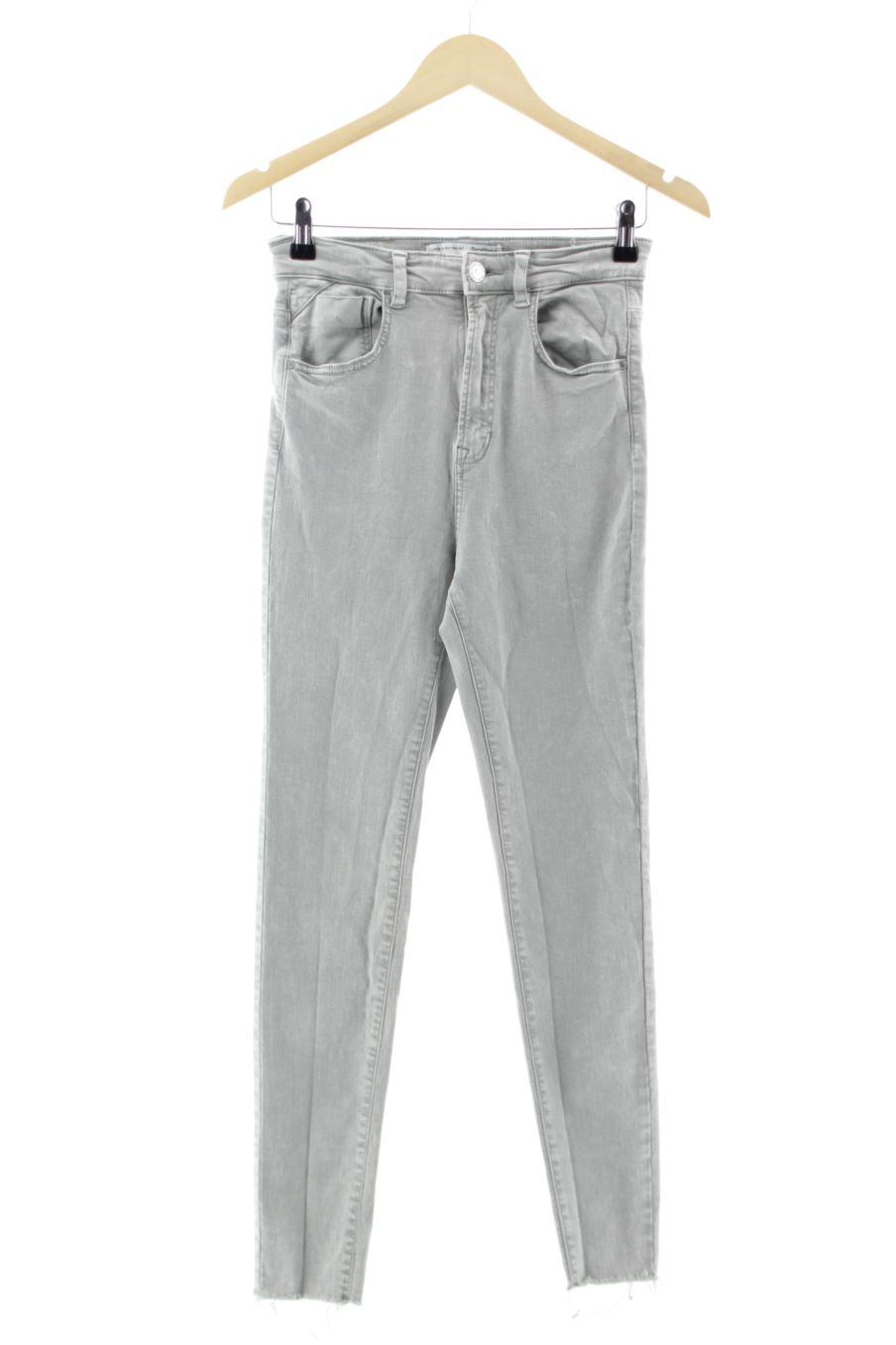Vaquero de Stradivarius de la talla 36, de color gris de ropa vaquera