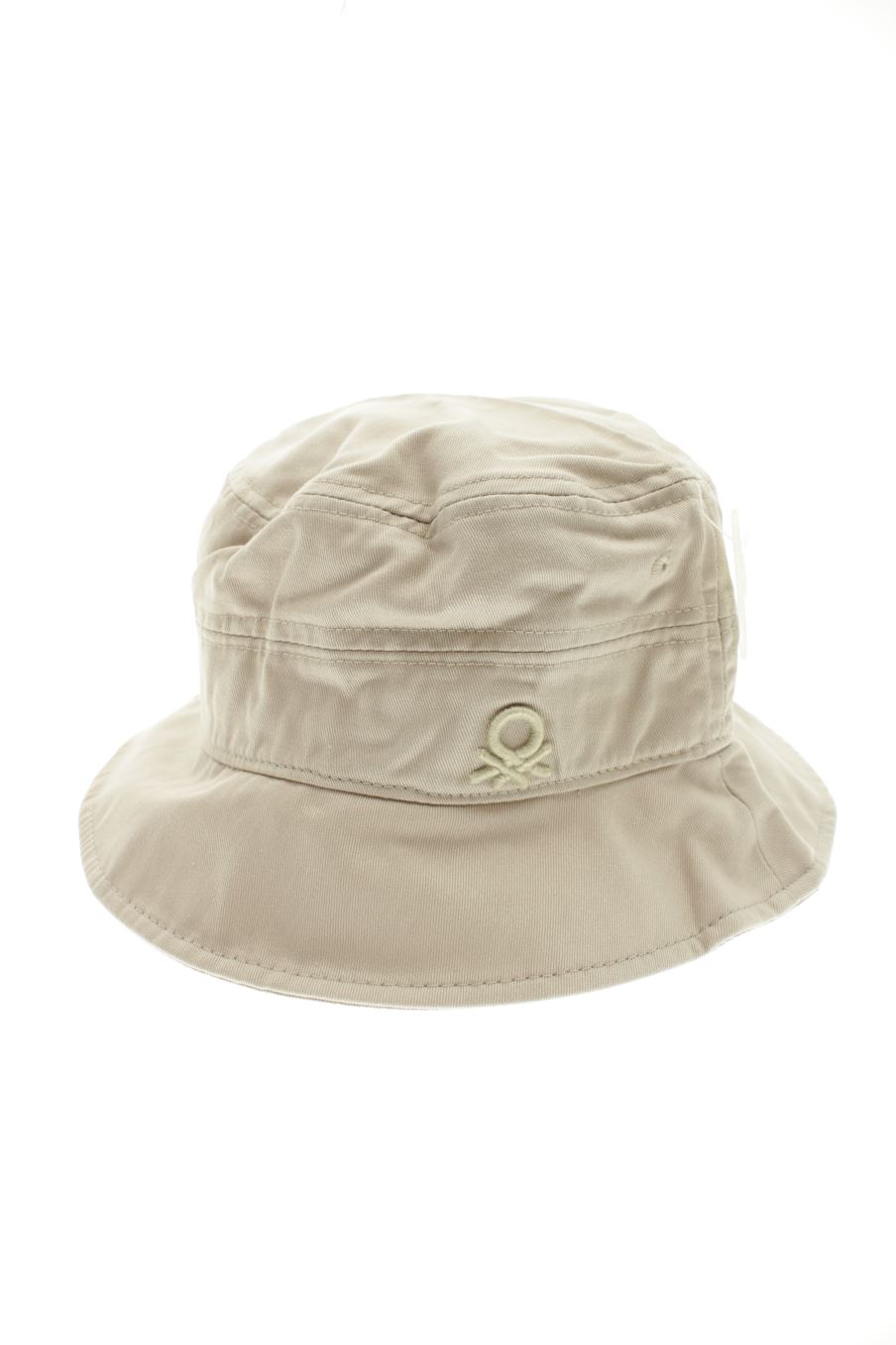 Bonnet Benetton de la taille 46 cms avec une étiquette