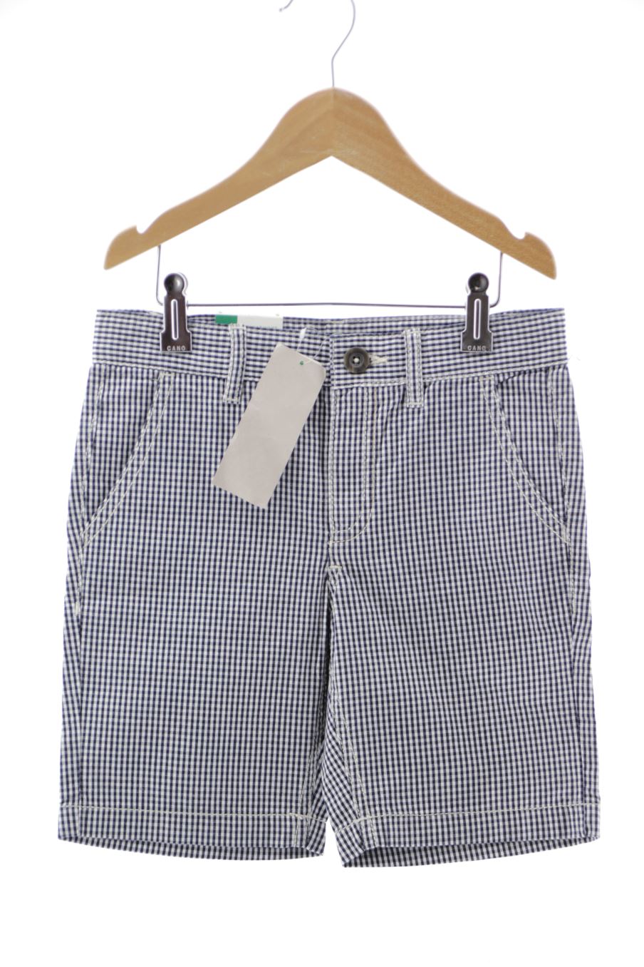 Short Benetton de la taille 6 ans avec une étiquette